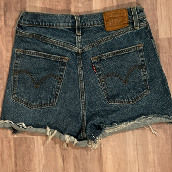 Levis Ribcage Shorts - Picture 6 of 6